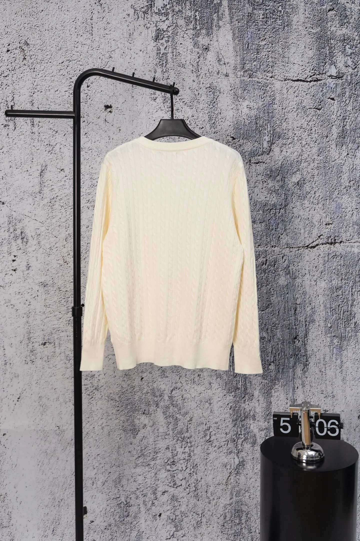 P170 Ralph Lauren Classic Round Neck Solid Color Pony Embroidered Logo Knitted Cardigan Long Sleeve Ralph Lauren Classic Basic Versatile Twist Knitted Cardigan Long Sleeve Main supply platform live broadcast Wholesale entity Replenish when out of stock Not removed from the shelves Quality 1:1 patterning Complete three standards Correct version of pony logo Imported quality cotton yarn Focus on high-end Cost-effective Good quality Needless to say Zhao Lusi's same style is really amazing, so sweet I'm so beautiful. This cardigan is really good-looking. It's simple and easy to wear. It's a must-have for goddess ootd. Good-looking clothes are never picky. A must-have in the wardrobe of goddesses. Size: S-XL. Color: black, apricot, gray, navy, red, white.